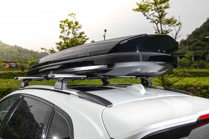 試駕車型另外選配了原廠出品的車頂架與車頂箱,不僅增添視覺個性,也讓空間機能表現不甚出色的缺點獲得解套。