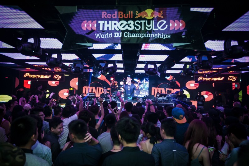 2016 Red Bull 3style台灣冠軍DJ DinPei以高超混音與手指鼓技巧驚豔全場,也讓國際看見他的實力。