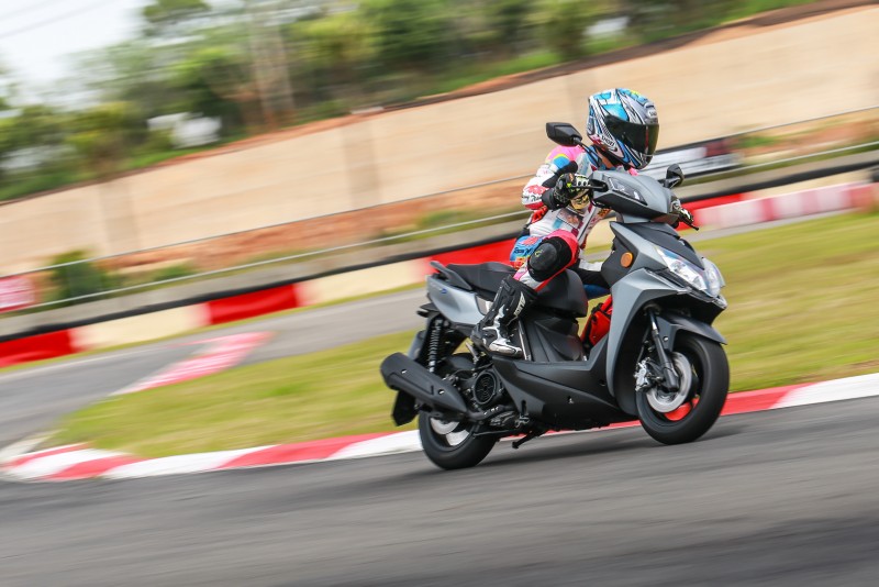 輕量車架、優異的前後懸吊調校讓Racing S於賽道上的奔馳擁有極高的掌控度,重心轉移過程相當平穩順暢。