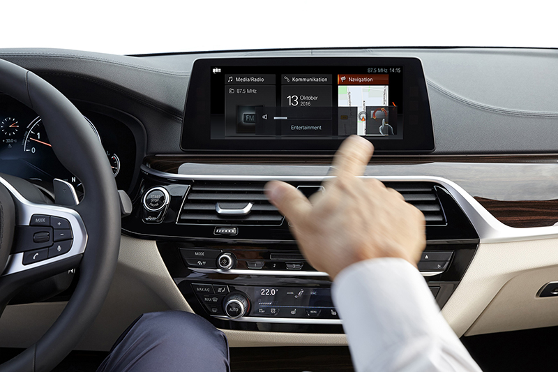 全新BMW 520i Luxury車型預售期間可享免費升級BMW智能衛星導航系統含10.25吋iDrive中央顯式觸控螢幕,並擁有手勢控制功能。