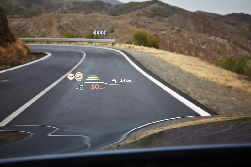全新BMW 520i M Sport車型預售期間可享免費升級結合導航功能的大面積全彩車況抬頭顯示器。