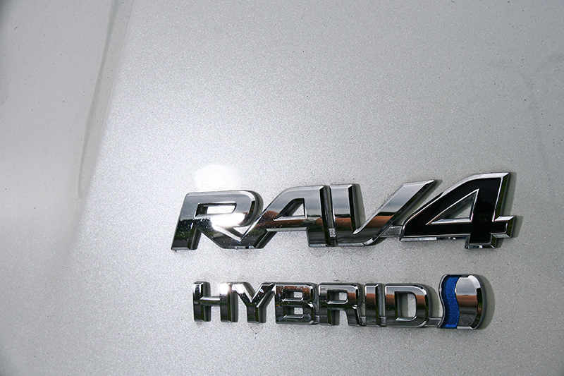 RAV4 Hybrid不僅本身即為由傳統越野車與轎式掀背車跨界融合而來,其動力系統更是橫跨內燃機與電動馬達兩大領域的油電複合動力。