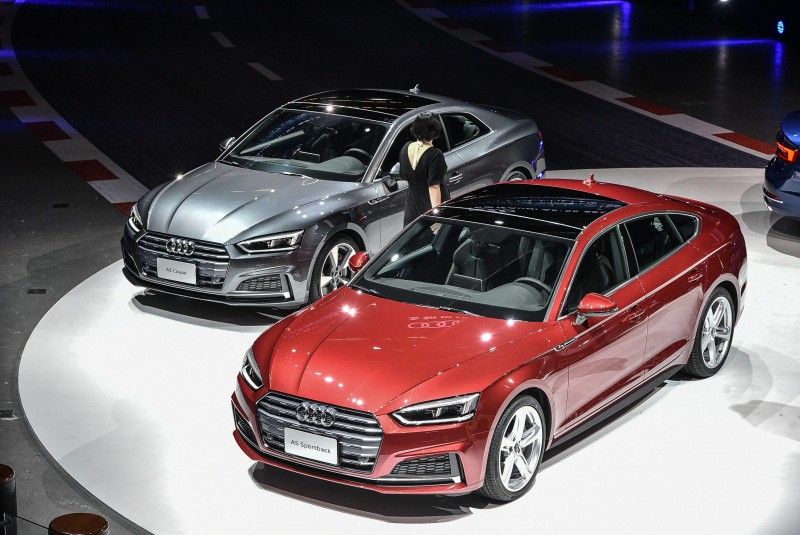 全新Audi A5車系承襲Audi prologue概念車的設計語彙,運用俐落的車身鈑件線條與光線之間所產生的折射與深淺陰影,形塑新世代四環品牌運動感的家族風貌。