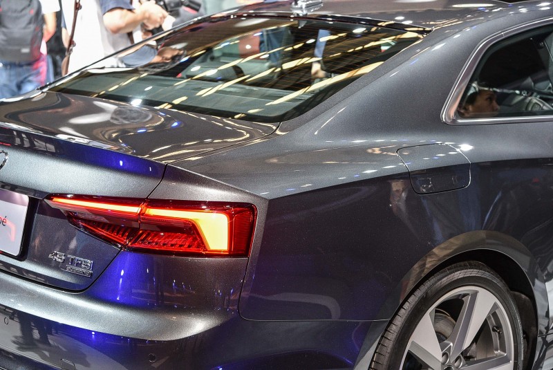 A5 Coupé / Sportback 車系採用先進的前 / 後獨立五連桿式懸吊系統,提供最精準的轉向操控反應與底盤穩定性,整體舒適度更優於同級對手。