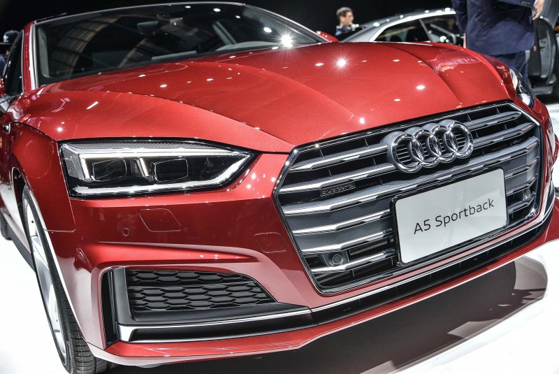 全新Audi A5車系承襲Audi prologue概念車的設計語彙,運用俐落的車身鈑件線條與光線之間所產生的折射與深淺陰影,形塑新世代四環品牌運動感的家族風貌。