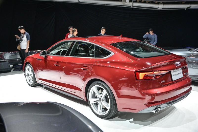 全新Audi A5車系承襲Audi prologue概念車的設計語彙,運用俐落的車身鈑件線條與光線之間所產生的折射與深淺陰影,形塑新世代四環品牌運動感的家族風貌。