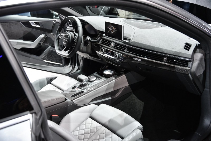 Audi A5 │ S5全車系,配備12.3吋Audi Virtual Cockpit全數位虛擬座艙和繁體中文MMI 高階導航系統 (含中文聲控) 與 8.3吋多媒體顯示幕,在絕美的外型下也能擁有強大的實用機能。