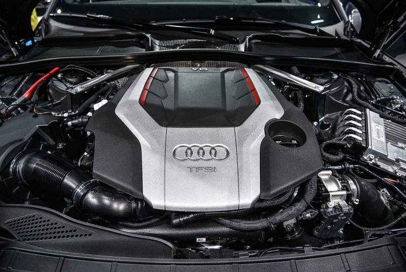 Audi S5 的動力核心搭載全新3.0升V6 TFSI雙渦流渦輪增壓汽油引擎,拜輕量化車體技術的廣泛應用及卓越的引擎效能所賜,可爆發出 354hp 最大馬力,並在1,370~4,500rpm的中低轉速域迸發出500Nm的扭力峰值,S5 在0-100 km/h加速衝刺亦僅需4.7秒即可完成。