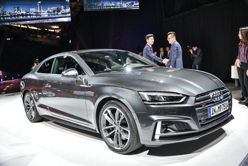 Audi S5 車系外觀設計,透過專屬的運動跑車化套件點綴,搭配19吋鋁合金輪圈,讓外觀更增添GT跑車韻味,更顯動感,營造截然不同的全新樣貌
