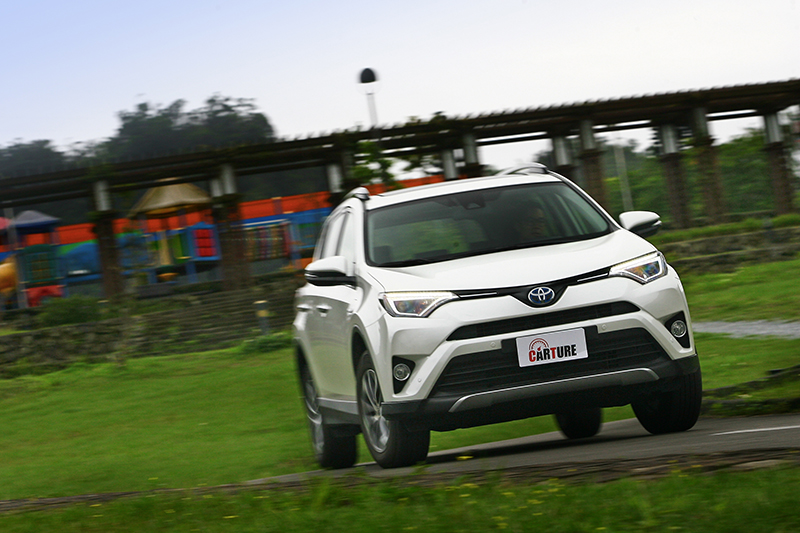 跨啥小朋友? 誰說跨界只侷限外型，Toyota RAV4 Hybrid異種動力結合何嘗不可？