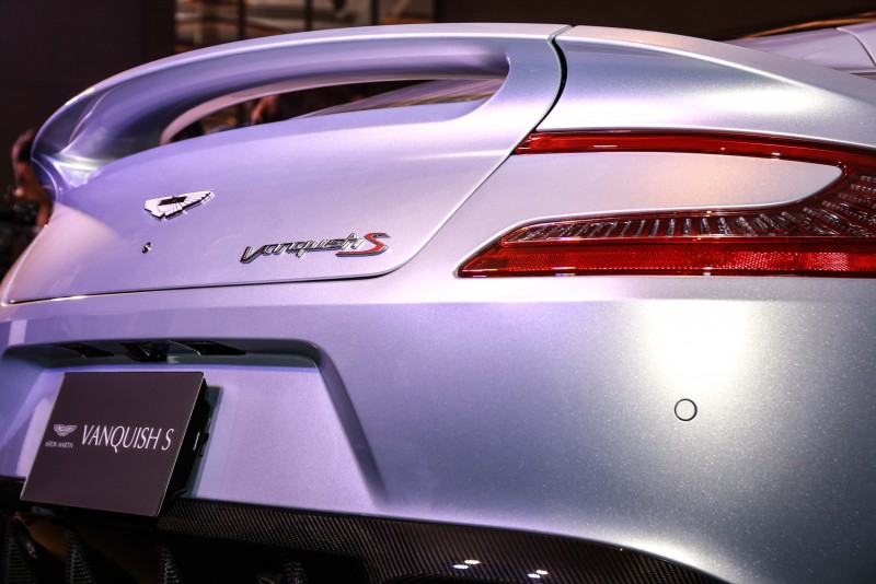 Vanquish S車尾「S」字樣代表的是全方位的再進化,透過引擎、底盤、空氣力學的重新調校及設定,打造出Vanquish S更令人亢奮的動力表現。
