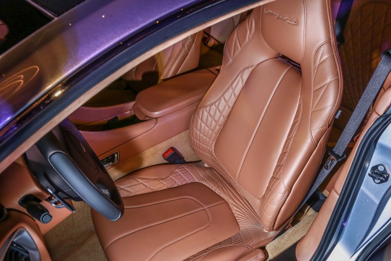 全新Vanquish S車室內首度推出了Filograph弧形繡紋縫線設計,手工縫繡於皮革座椅及車頂,彰顯車主之雅致品味。