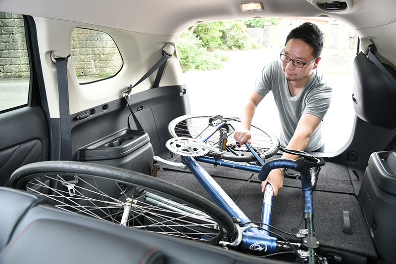 擔心心愛的昂貴單車在車外風吹日曬雨淋?只要將NEW OUTLANDER後排座椅傾倒,愛車就能隨你到天涯海角!