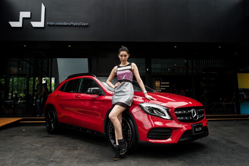 小改款GLA 200搭載AMG 跑車化套件,銀色雙格柵式水箱護罩與鮮紅車身,在#MercedesBenzPopUpStoreTaipei前顯得格外搶眼。