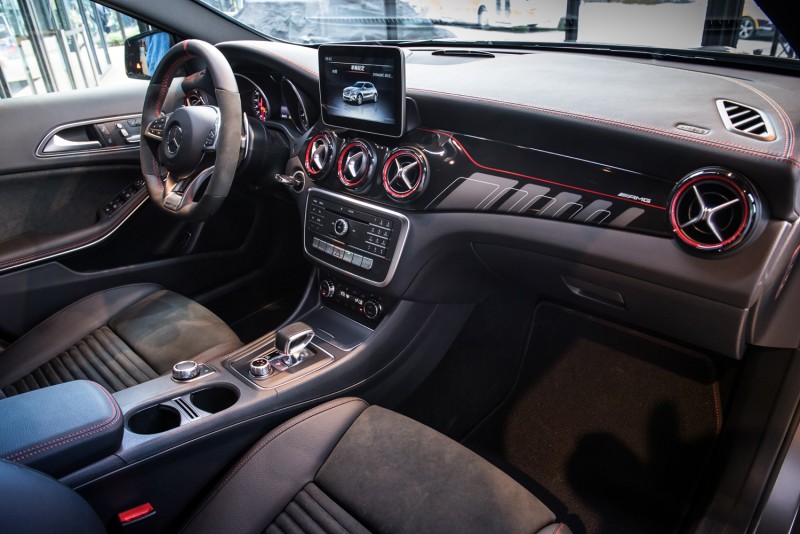 Mercedes-AMG GLA 45 4M內裝全面升級,AMG排檔桿、高性能方向盤、以及黑紅線條專屬飾板,為座艙內注入濃郁戰鬥風格。