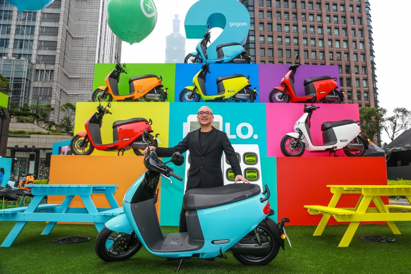 Gogoro 創辦人暨執行長陸學森表示:「Gogoro 2 系列持續秉持 Gogoro 對創新、性能及智慧功能的承諾,並引進更大的置物、座椅空間與個人化選項,滿足消費者日常通勤的實用性需求。在 Gogoro 1 系列徹底改變世人對電動機車的印象後,我們推出主攻大眾市場的 Gogoro 2 系列,以便讓更多人得以瞭解 Gogoro 的都會交通願景,並加入智慧交通的行列。」