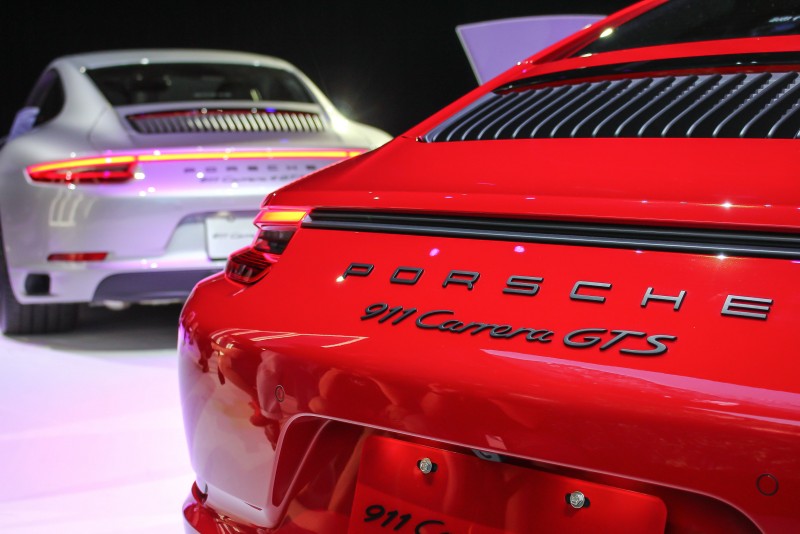 後驅的911 GTS尾燈亮線沒連在一起阿!(羨慕四驅車型)