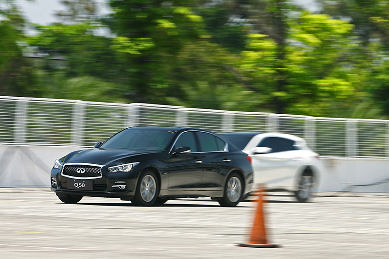 如果前方車輛(Q50)突然閃避再前方的慢車,你在Q60上頭怎麼辦?