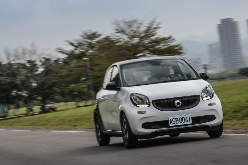 90hp/135Nm的動力輸出,讓Forfour動力輸出以輕快為主,還無法與鋼砲與性能沾上邊。