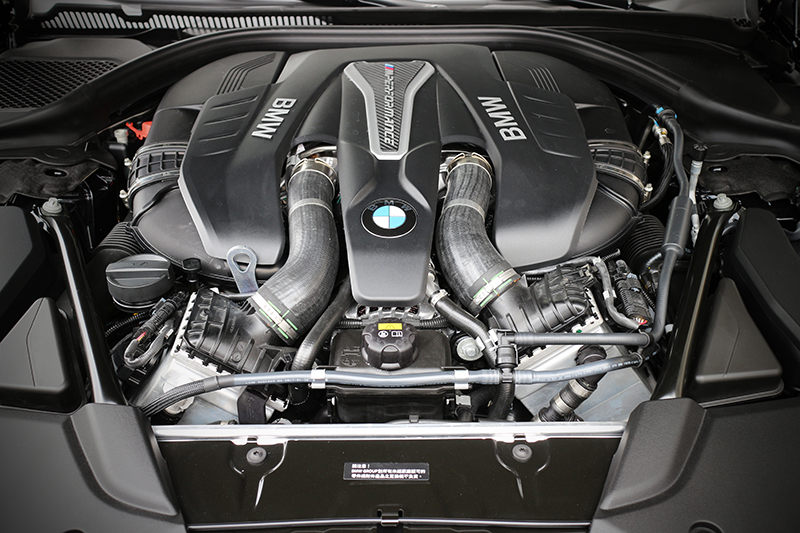 全新BMW M550i xDrive標準配備M Performamce專屬調校的Steptronic運動化八速手自排變速箱,與4.4升BMW M Performance TwinPower Turbo V型八缸汽油引擎融為一體。