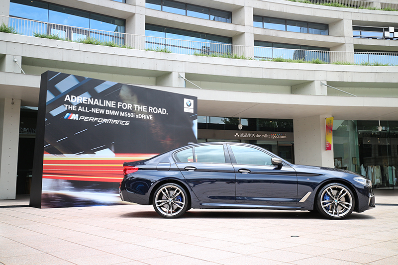 全新BMW M550i xDrive搭載M款主動式懸吊,同時也標準配備M款煞車套件含藍色煞車卡鉗。