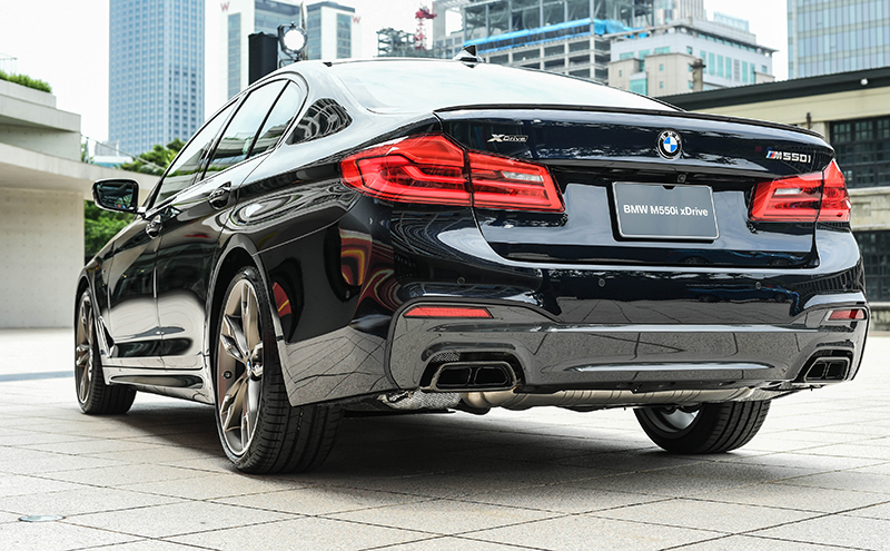 採用黑色高光澤材質的雙邊雙出矩形排氣尾管替全新BMW M550i xDrive增添不少動感元素。