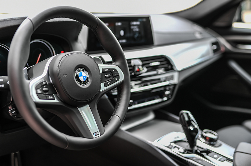 每當進入全新BMW M550i xDrive車艙中,就彷彿坐上一部正統賽車般令人難掩興奮。