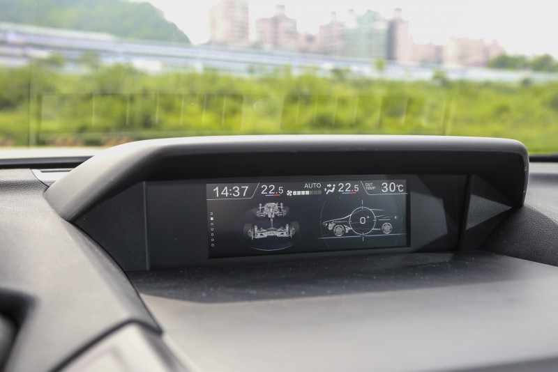 控台中央上方的6.3吋LCD多功能顯示幕主要顯示車輛狀況訊息為主。