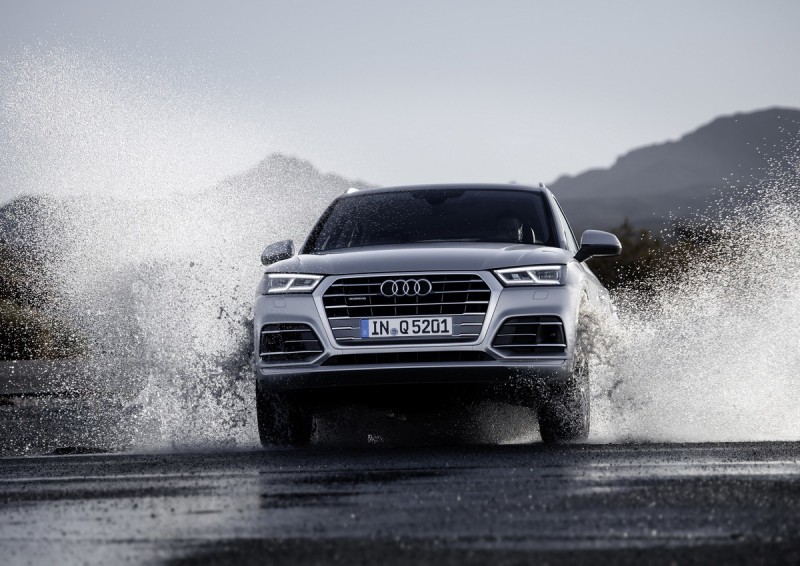 全新Audi Q5│SQ5車系擁有最新世代科技配備,並將全LED 頭尾燈組列為全車系標準配備,更搭載持續進化的Audi quattro 智慧型四輪傳動系統,提供征服全地形的均衡駕馭樂趣。