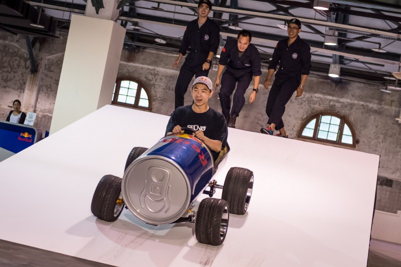 Red Bull BMX運動員鄭喬鴻衝下分享會迷你坡道。