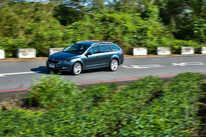 比1.4TSI重上150公斤,低轉高原式峰值輸出讓Octavia Combi 1.8TSI 4X4開起來動力既飽滿且線性