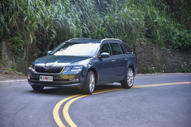 首批車換上18吋胎圈讓Octavia Combi 1.8TSI 4X4在彎中更是樂趣十足!(車頂架換成貼合車頂的不好嗎?)