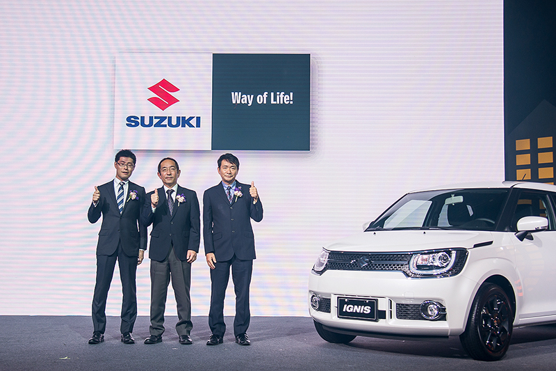 發表會現場,Taiwan Suzuki董事長鈴木忠臣(右)、副總經理高橋淳(左)以及Suzuki株式會社四輪亞洲部第一課長山下和行一同為全新Ignis站台。