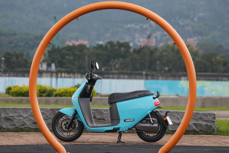 與Gogoro 1不同的是,Gogoro 2不再是以原型作為設計主軸,而是六角型為主。