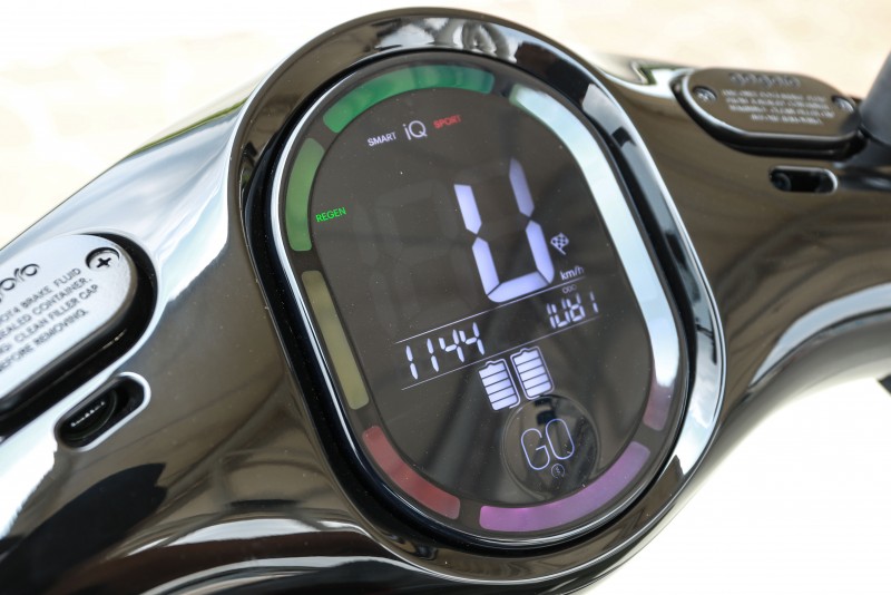 試駕車型為Gogoro2 Pluls,因此儀表板規格為LED背光設計,並有全彩LED環形指示燈。