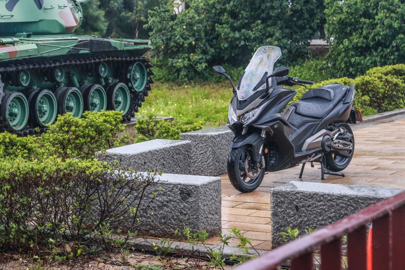 與一旁的退役戰車合影,更彰顯AK550的前衛設計線條。