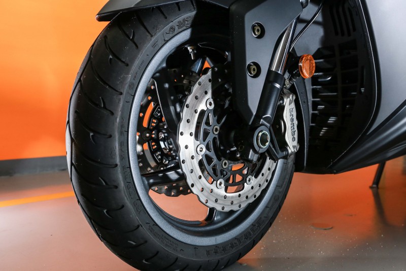 前煞車系統為Brembo輻射式卡鉗搭配270mm雙浮動碟盤。