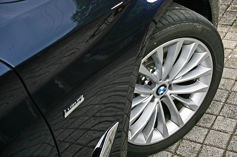 520d Luxury配備245/45 R18跑胎,比例與造型都相當適切。