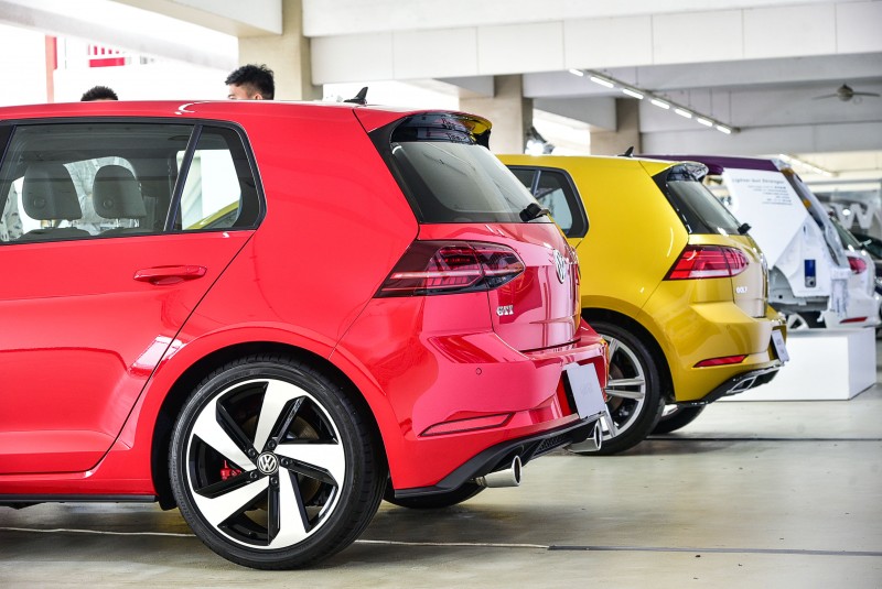 金色的Golf R-Line外觀加裝空力套件,吸睛度不下於GTI