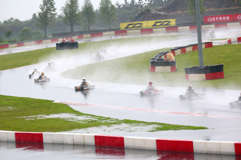 IAME X30 決賽時雨勢與基水讓每位車手有如在瀑布中比賽。