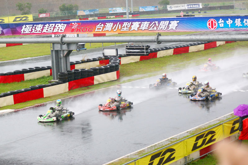 IAME X30 決賽在紅旗後重新起跑。