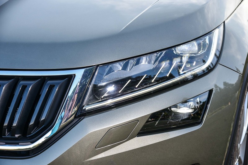 燻黑頭燈下方與Octavia 1.8TSI 4X4相同還有白色亮線,霧燈由下氣霸上移