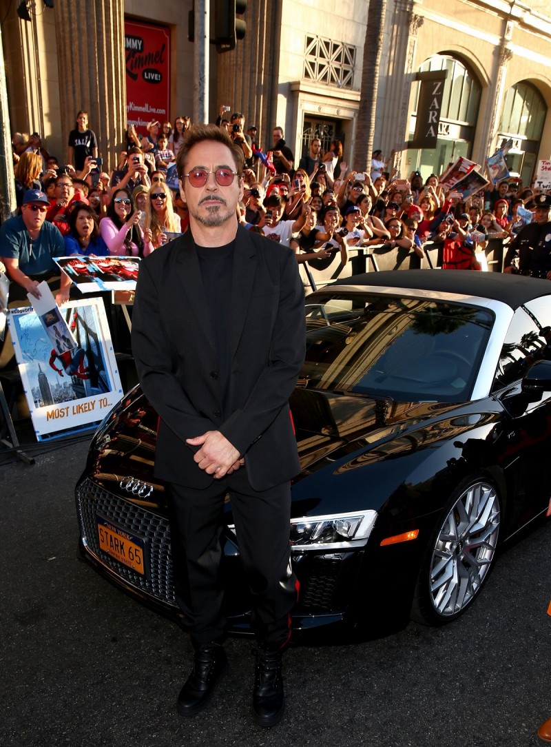鋼鐵人Robert Downey Jr與他的御用駕駛Happy Hogan (Jon Favreau)也搭乘著黑色的Audi R8 Spyder現身紅毯。另外,R8 V10 Spyder、TTS Roadster等Audi Sport家族超跑也將在電影中與漫威英雄們一同打擊犯罪!