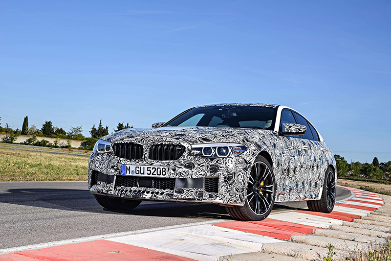 BMW M5這張更厲害了,逆光沒關係,車頭陰影還補光給你看仔細!