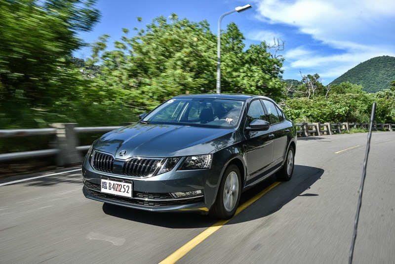 蜿蜒山路對Skoda Octavia 1.0 TSI來說也是小菜一碟