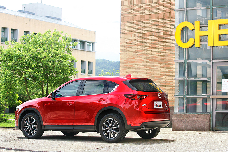 CX-5具有水滴狀輪廓,狹小緊緻的前後燈組比例,帶來銳利且強勢的視覺觀感。