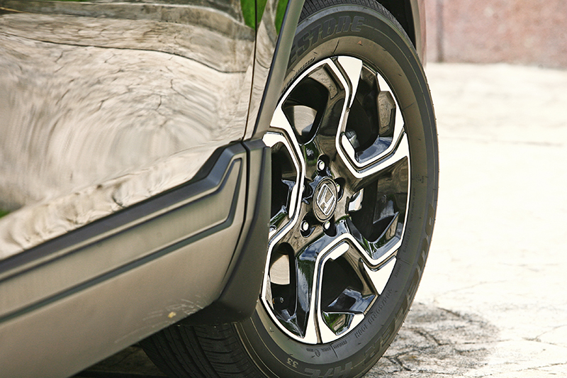 CR-V S標配235/60 R18胎圈,同樣是相當中庸的設定。