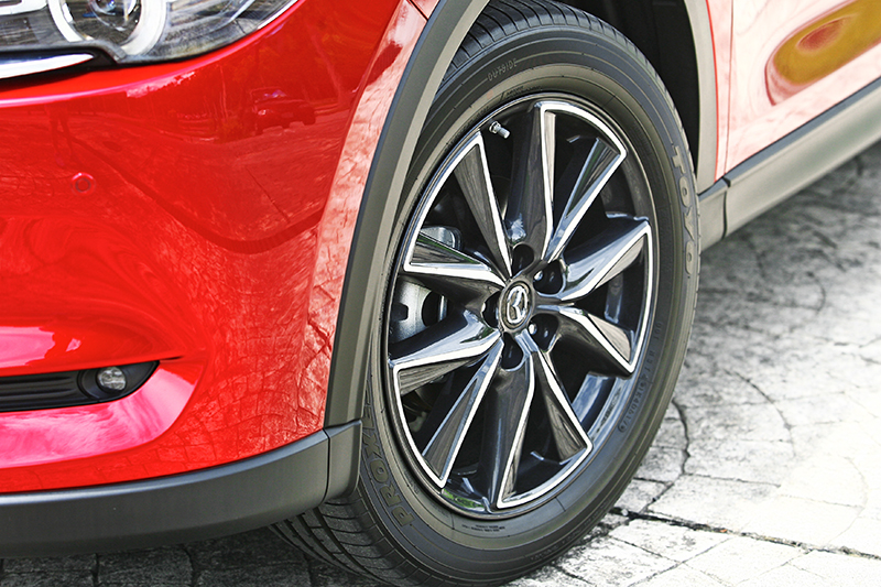 CX-5 Sky-D AWD標配更威的225/55 R19胎圈,視覺效果優異,但行路性難免略遜一籌。