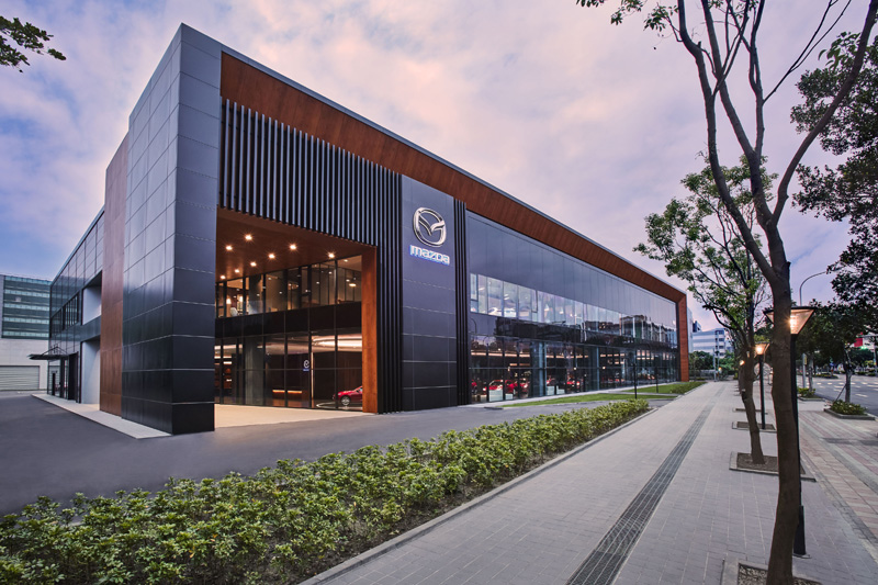 全新開幕的Mazda內湖旗艦展示中心占地約3,000坪,完全依照Mazda新世代展間設計語彙打造。