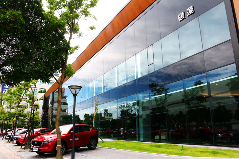台灣馬自達與標達汽車於內湖成立的旗艦展示中心將成為展示中心中的典範。